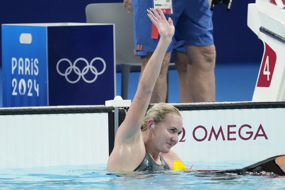 Ariarne Titmus, of Australia, celebrates after winning the women's 400-meter freestyle final at the 2024 Summer Olympics, Saturday, July 27, 2024, in Nanterre, France. (AP Photo/Matthias Schrader)