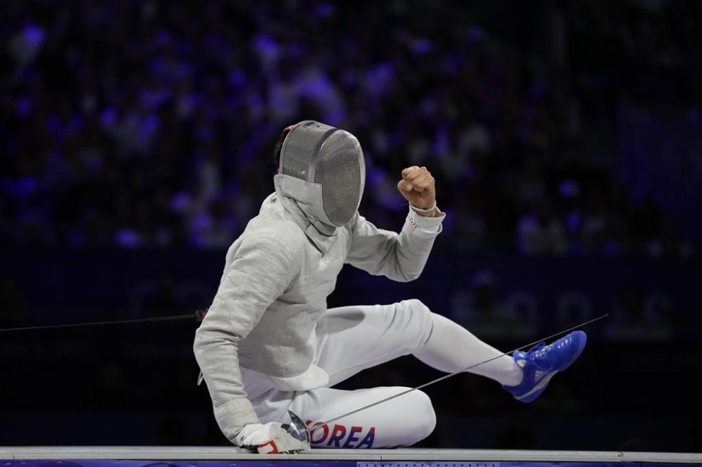 South Korea's Oh Sanguk reacts in the men's individual Sabre final match against Tunisia's Fares Ferjani during the 2024 Summer Olympics at the Grand Palais, Saturday, July 27, 2024, in Paris, France. (AP Photo/Andrew Medichini)