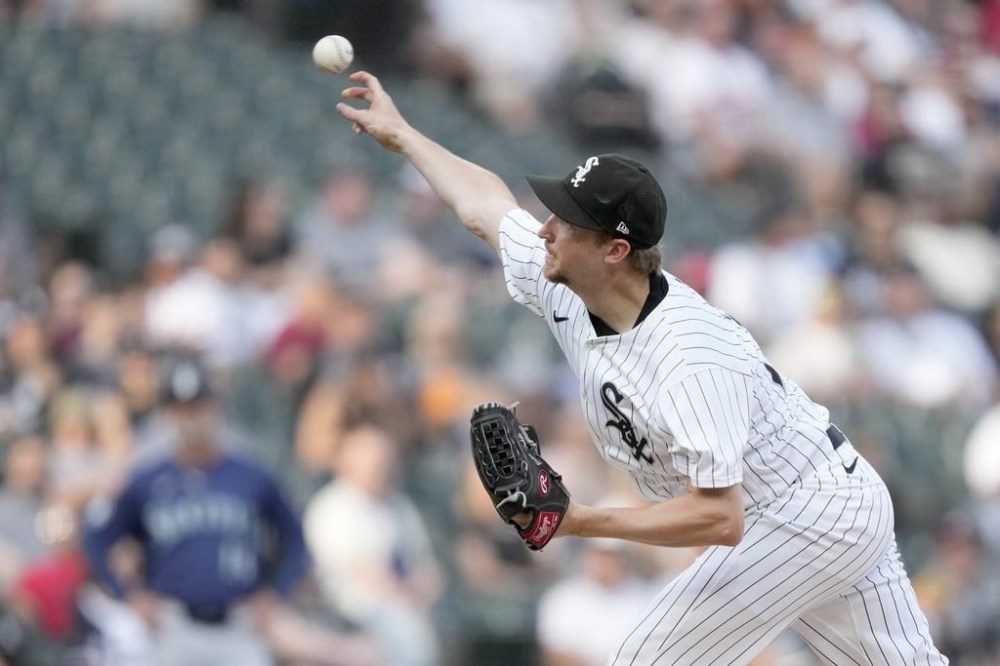Chicago White Sox starting pitcher Erick Fedde delivers during the first inning of a baseball game against the Seattle Mariners on Saturday, July 27, 2024, in Chicago. (AP Photo/Charles Rex Arbogast)