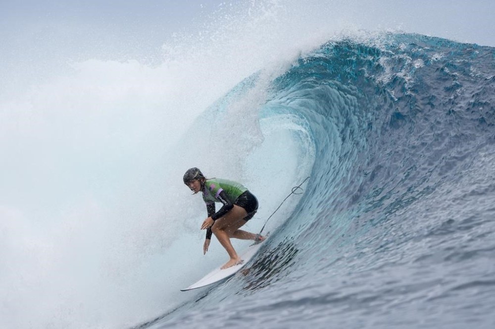 Caitlin Simmers, of the United States, surfs during the first round of the 2024 Summer Olympics surfing competition Saturday, July 27, 2024, in Teahupo'o, Tahiti. (AP Photo/Gregory Bull)
