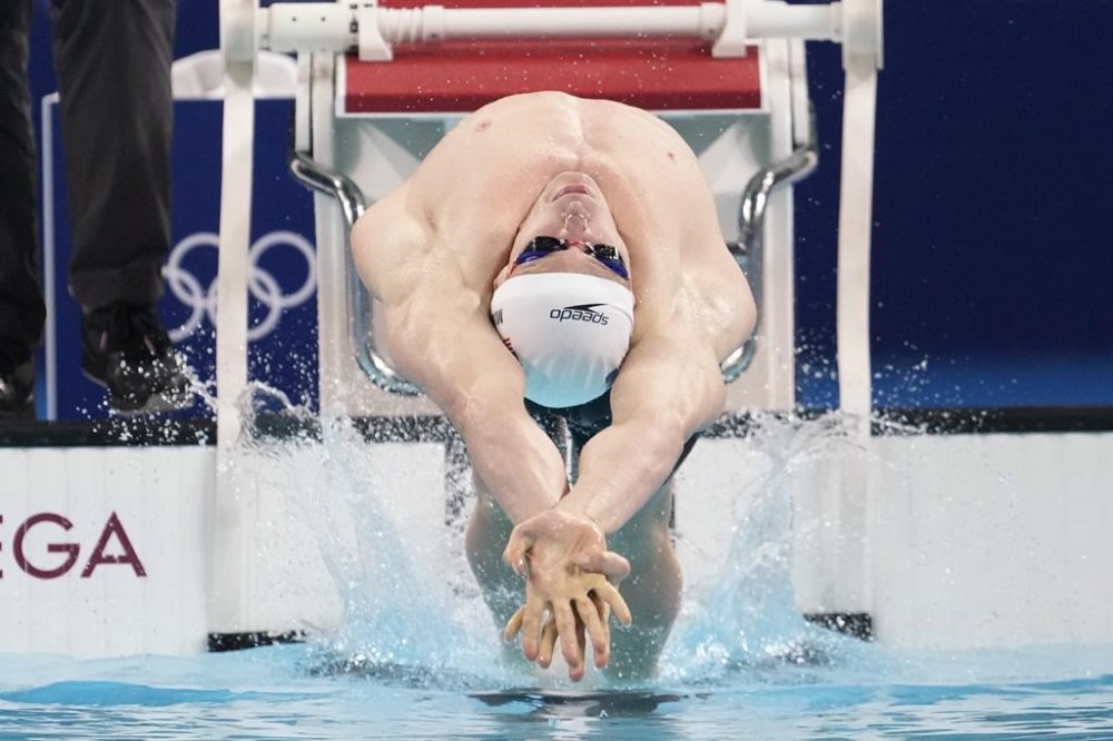 Ryan Murphy, of the United States, competes during a heat in the men's 100-meter backstroke at the 2024 Summer Olympics, Sunday, July 28, 2024, in Nanterre, France. (AP Photo/Matthias Schrader)