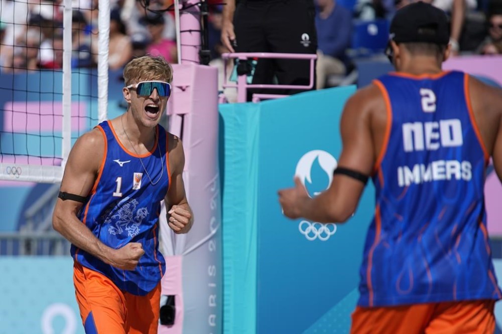 The Netherland's Steven van de Velde celebrates a score in a beach volleyball match against Italy at the 2024 Summer Olympics, Sunday, July 28, 2024, in Paris, France. (AP Photo/Robert F. Bukaty)