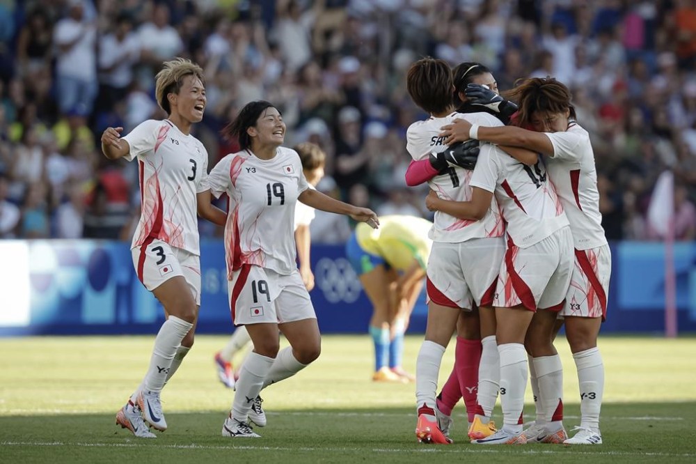 Japan's players celebrate after winning against Brazil, during the women's group C match between Brazil and Japan at the Parc des Princes, during the 2024 Summer Olympics, Sunday, July 28, 2024, in Paris, France. (AP Photo/Aurelien Morissard)