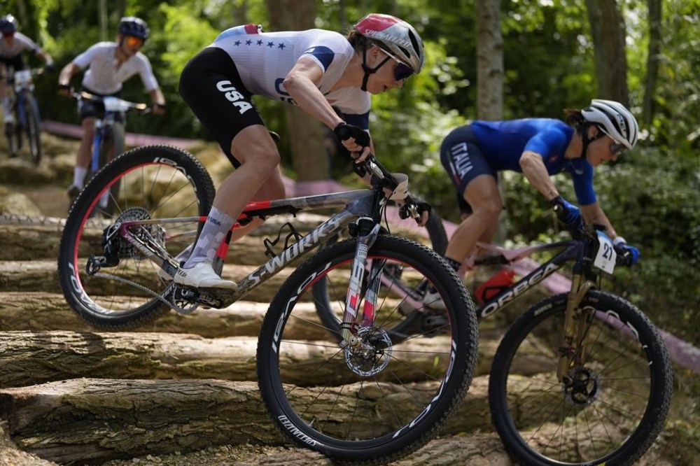 Haley Batten, of United States, left, and Chiara Teocchi, of Italy, competes in the women's mountain bike cycling event, at the 2024 Summer Olympics, Sunday, July 28, 2024, in Elancourt, France. (AP Photo/George Walker IV)