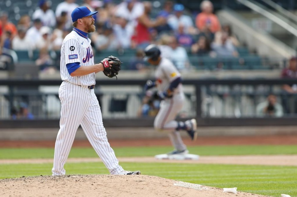New York Mets relief pitcher Jake Diekman stares into the outfield as Atlanta Braves' Ramón Laureano rounds third base after hitting a two-run home run in the eighth inning of a baseball game Sunday, July 28, 2024, in New York. (AP Photo/Rich Schultz)