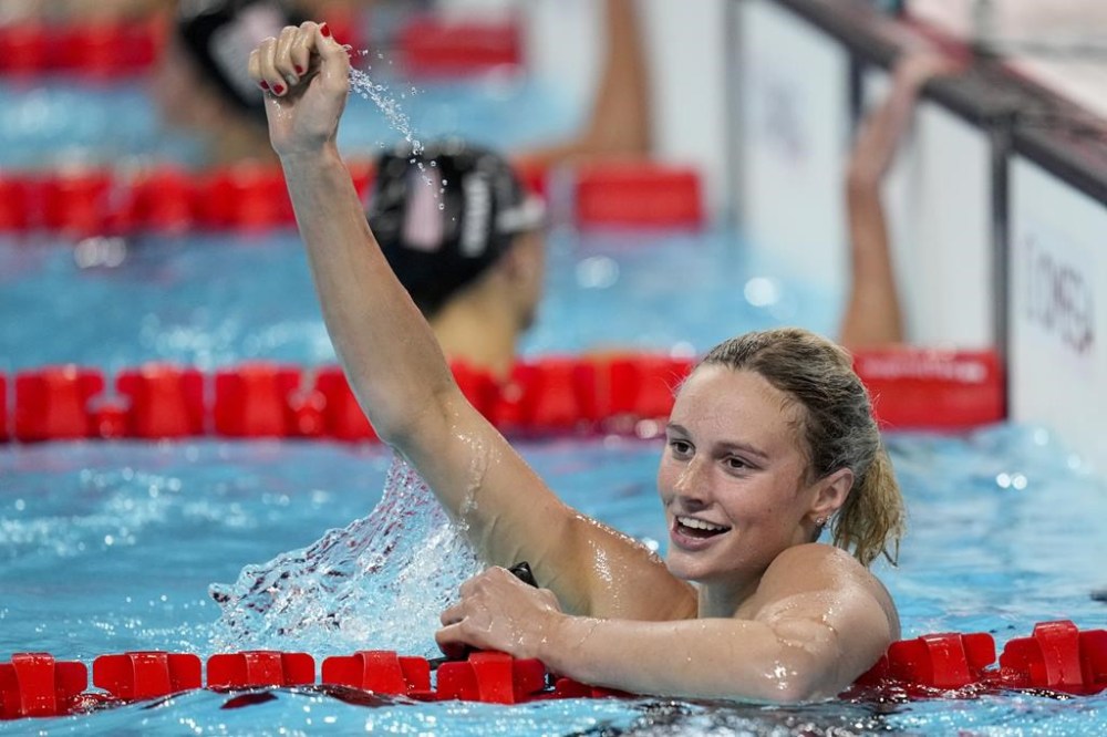 Summer McIntosh, of Canada, celebrates after winning the women's 400-meter individual medley final at the 2024 Summer Olympics, Monday, July 29, 2024, in Nanterre, France. (AP Photo/Bernat Armangue)