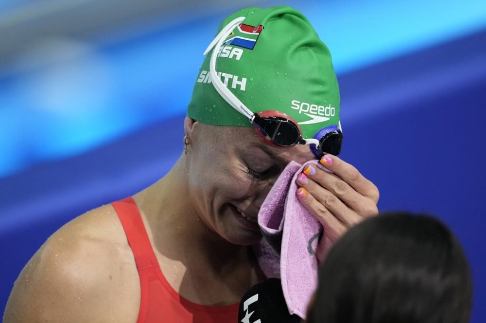 Tatjana Smith, of South Africa, reacts after winning the women's 100-meter breaststroke final at the 2024 Summer Olympics, Monday, July 29, 2024, in Nanterre, France. (AP Photo/Ashley Landis)