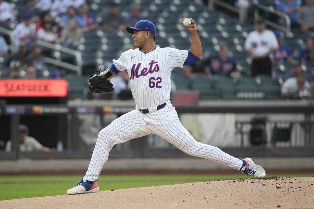 New York Mets' Jose Quintana pitches during the first inning of a baseball game against the Minnesota Twins, Monday, July 29, 2024, in New York. (AP Photo/Pamela Smith)