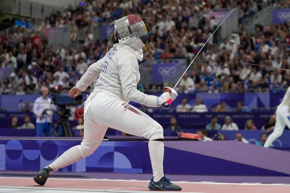 Egypt's Nada Hafez competes with United States' Elizabeth Tartakovsky in the women's individual Sabre round of 32 competition during the 2024 Summer Olympics at the Grand Palais, Monday, July 29, 2024, in Paris, France. (AP Photo/Andrew Medichini)