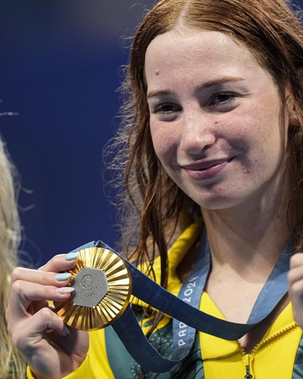 Mollie O'Callaghan of Australia, poses with her gold medal following the women's 200-meter freestyle final at the 2024 Summer Olympics, Monday, July 29, 2024, in Nanterre, France. (AP Photo/Bernat Armangue)
