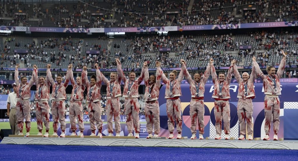 Canada's women's rugby seven's team stands on the podium after winning silver in competition at the Summer Olympics in Paris, Monday, July 29, 2024. THE CANADIAN PRESS/Adrian Wyld