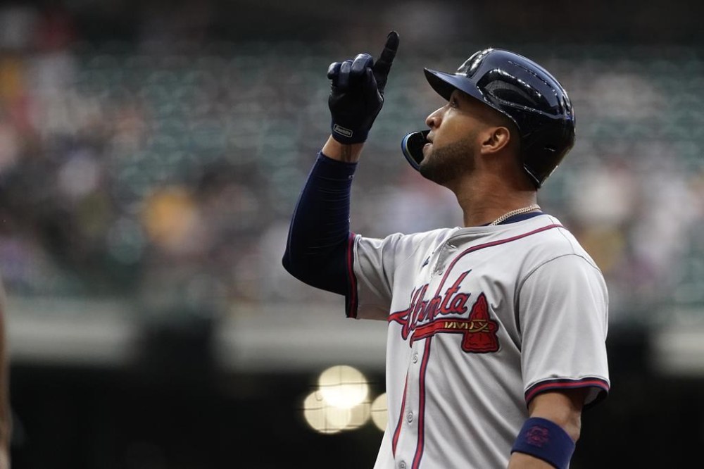 Atlanta Braves' Eddie Rosario gestures after hitting a two-run single during the third inning of a baseball game against the Milwaukee Brewers, Tuesday, July 30, 2024, in Milwaukee. (AP Photo/Aaron Gash)