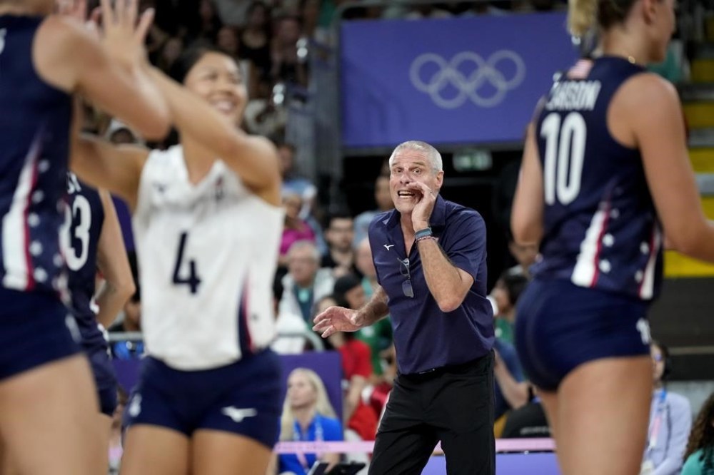 United States'coach Karch Kiraly gives directions to players during the group A women's volleyball match between the United States and China at the 2024 Summer Olympics, Monday, July 29, 2024, in Paris, France. (AP Photo/Alessandra Tarantino)