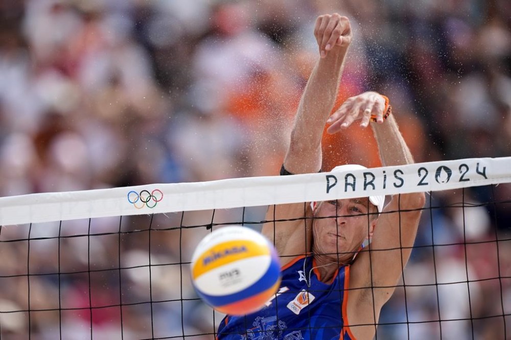 The Netherland's Steven van de Velde blocks a shot against Chile in a beach volleyball match at the 2024 Summer Olympics, Wednesday, July 31, 2024, in Paris, France. (AP Photo/Robert F. Bukaty)