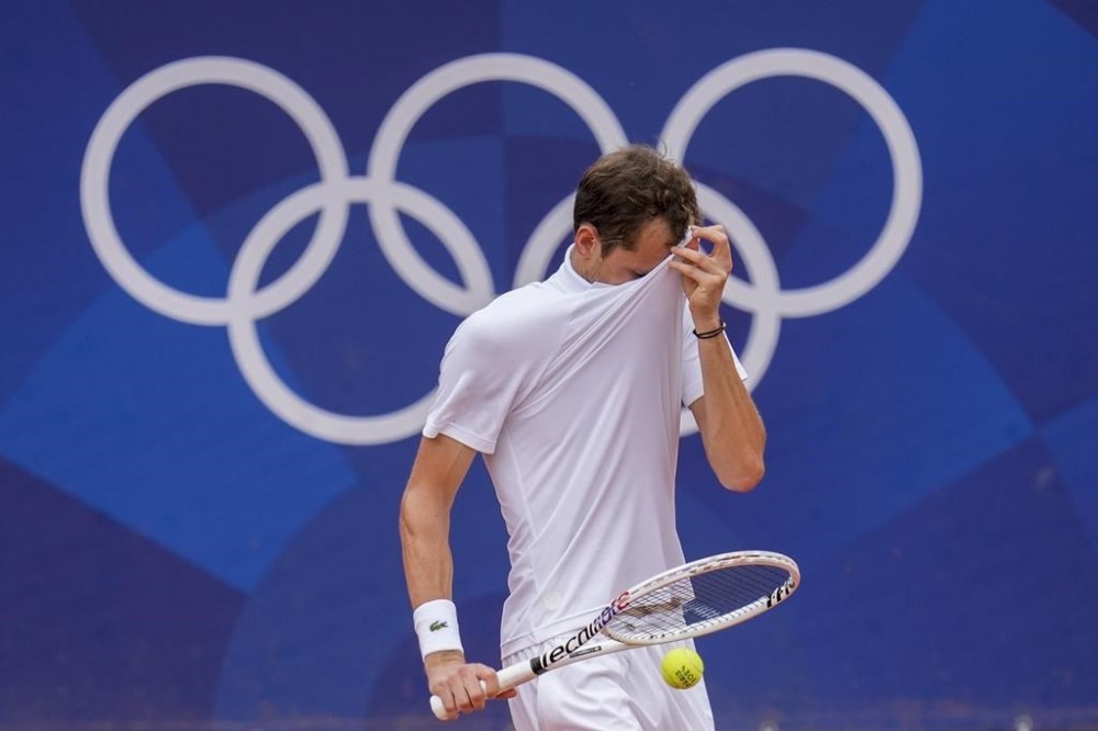 Daniil Medvedev of Russia reacts against Felix Auger-Aliassime of Canada during the men's single tennis competition at the Roland Garros stadium, at the 2024 Summer Olympics, Wednesday, July 31, 2024, in Paris, France. (AP Photo/Manu Fernandez)