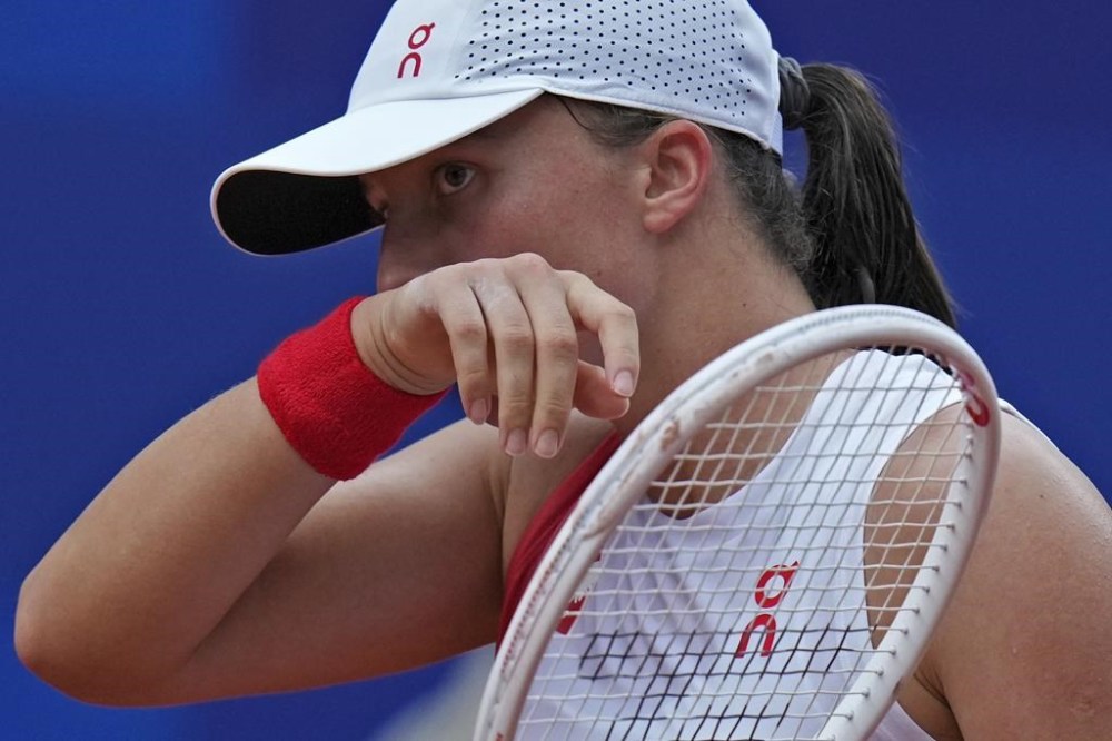 Iga Swiatek of Poland eyes on Danielle Collins of the United States during their women's singles quarterfinals match, at the 2024 Summer Olympics, Wednesday, July 31, 2024, at the Roland Garros stadium in Paris, France. (AP Photo/Andy Wong)