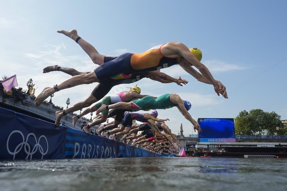 Mitch Kolkman, of the Netherlands, dives into the water for the start of the men's individual triathlon competition at the 2024 Summer Olympics, Wednesday, July 31, 2024, in Paris, France. (AP Photo/David Goldman)