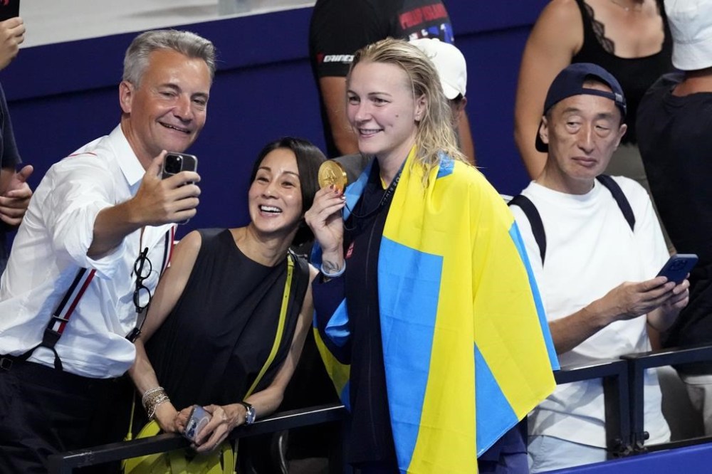 Gold medalist Sarah Sjoestroem, of Sweden, poses after the women's 100-meter freestyle final at the 2024 Summer Olympics, Wednesday, July 31, 2024, in Nanterre, France.(AP Photo/Martin Meissner)
