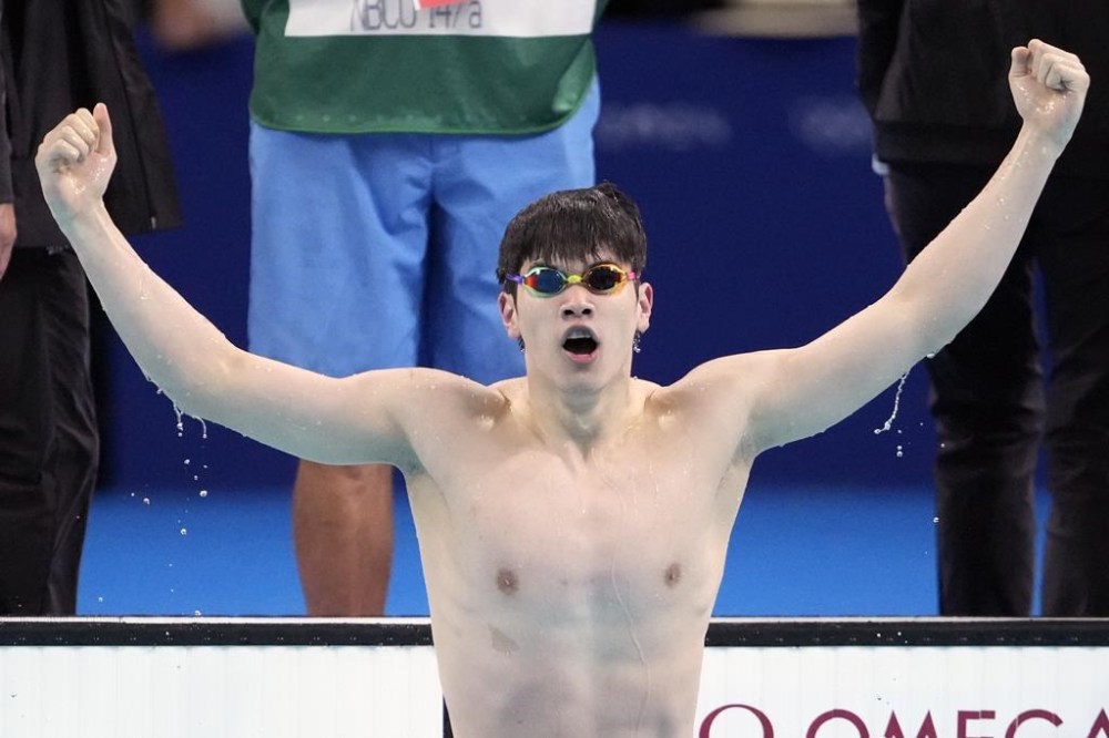 Pan Zhanle, of China, celebrates after winning the men's 100-meter freestyle final at the 2024 Summer Olympics, Wednesday, July 31, 2024, in Nanterre, France. (AP Photo/Matthias Schrader)
