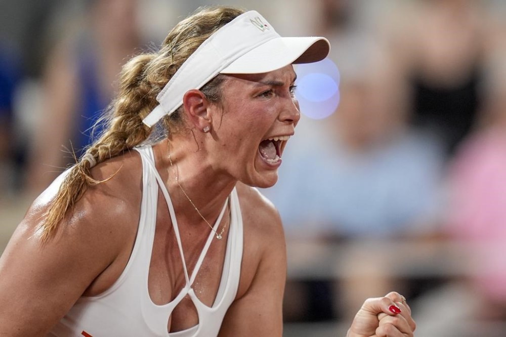 Donna Vekic of Croatia celebrates a point against Marta Kostyuk of Ukraine during the women's single quarter-final tennis competition at the Roland Garros stadium, at the 2024 Summer Olympics, Wednesday, July 31, 2024, in Paris, France. (AP Photo/Manu Fernandez)