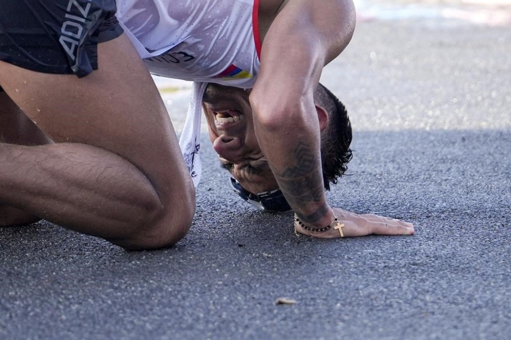 Brian Daniel Pintado, of Ecuador, celebrates after winning the gold medal at the end of the men's 20km race walk at the 2024 Summer Olympics, Thursday, Aug. 1, 2024, in Paris, France. (AP Photo/Vadim Ghirda)