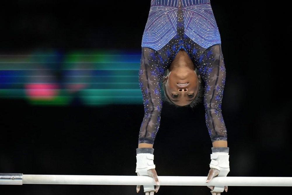 Simone Biles, of the United States, warms up on uneven bars during the women's artistic gymnastics all-around finals in Bercy Arena at the 2024 Summer Olympics, Thursday, Aug. 1, 2024, in Paris, France. (AP Photo/Natacha Pisarenko)