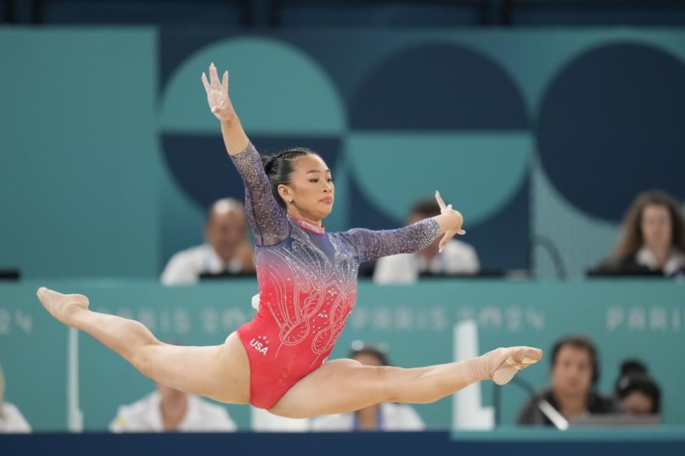 Suni Lee, of the United States, performs on the floor during the women's artistic gymnastics all-around finals in Bercy Arena at the 2024 Summer Olympics, Thursday, Aug. 1, 2024, in Paris, France. (AP Photo/Natacha Pisarenko)