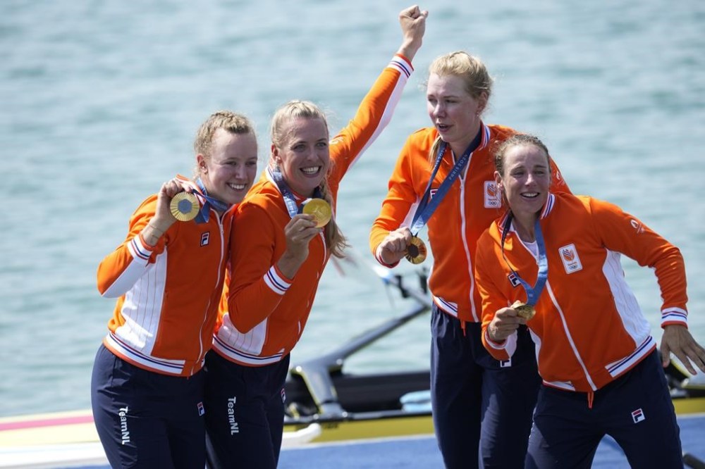 Netherland's Hermijntje Drenth, Marloes Oldenburg, Tinka Offereins and Benthe Boonstra pose with the gold medal in the women's four final at the 2024 Summer Olympics, Thursday, Aug. 1, 2024, in Vaires-sur-Marne, France. (AP Photo/Ebrahim Noroozi)