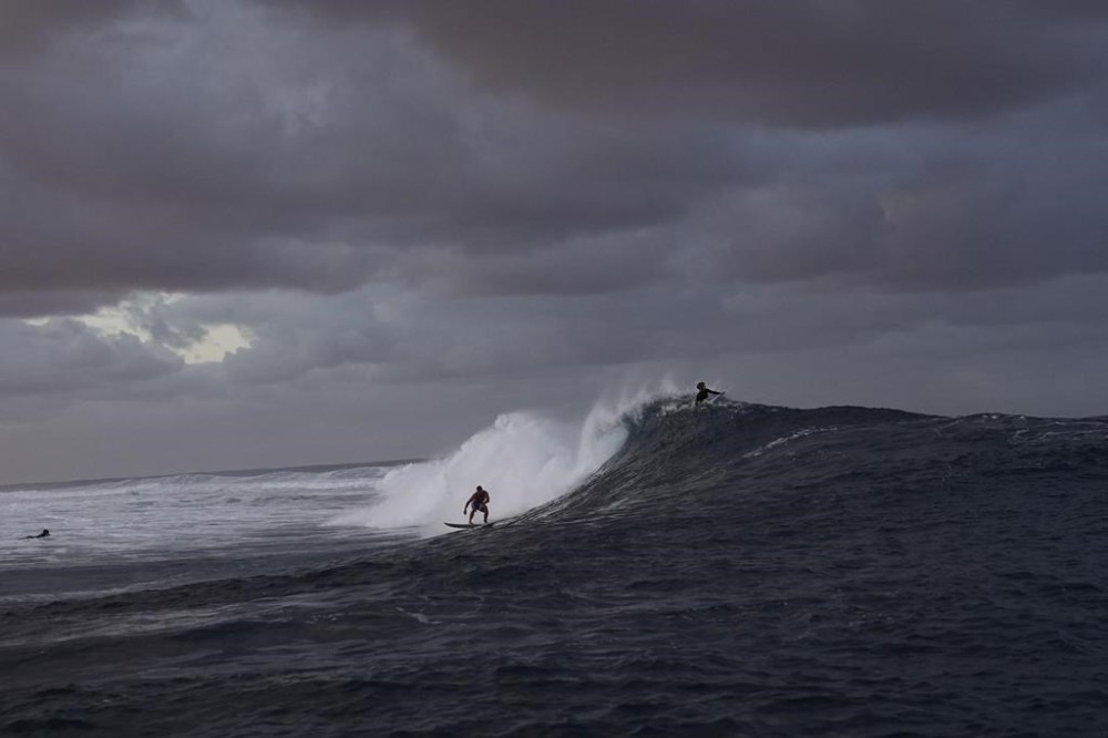 Kauli Vaast, of France, warms up prior to the quarterfinals round of the 2024 Summer Olympics surfing competition Thursday, Aug. 1, 2024, in Teahupo'o, Tahiti. (AP Photo/Gregory Bull)