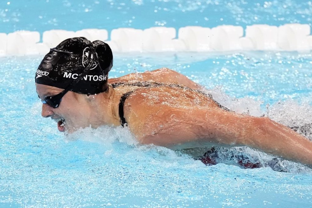 Summer McIntosh, of Canada, competes in the women's 200-meter butterfly final at the 2024 Summer Olympics, Thursday, Aug. 1, 2024, in Nanterre, France. (AP Photo/Tsvangirayi Mukwazhi)