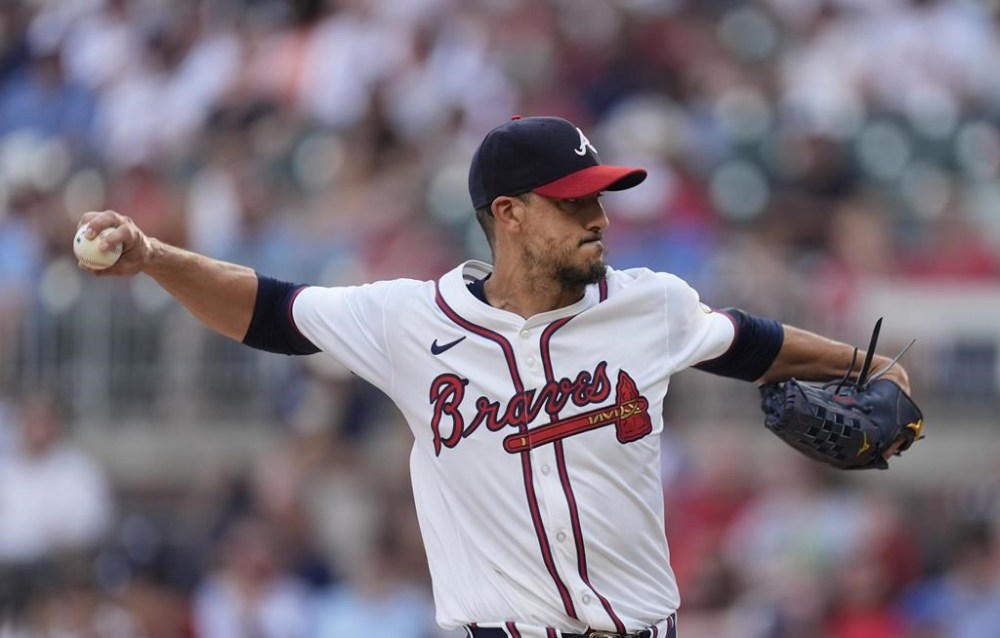 Atlanta Braves pitcher Charlie Morton (50) works against the Miami Marlins in the first inning of a baseball game, Thursday, Aug. 1, 2024, in Atlanta. (AP Photo/John Bazemore)