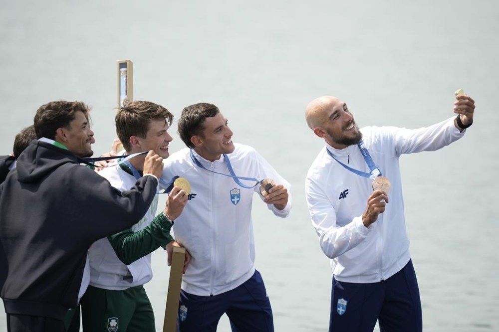 Silver medalists, left, Italy's Gabriel Soares and Stefano Oppo, gold medalists, center, Ireland's Fintan McCarthy and Paul O'Donovan and bronze medalists Greece's Antonios Papakonstantinou and Petros Gkaidatzis take a selfie during a medals ceremony for the men's lightweight double sculls rowing final at the 2024 Summer Olympics, Friday, Aug. 2, 2024, in Vaires-sur-Marne, France. (AP Photo/Ebrahim Noroozi)