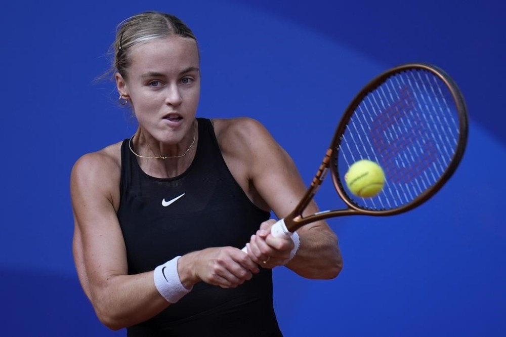 Anna Karolina Schmiedlova of Slovakia returns a shot to Iga Swiatek of Poland during their women's bronze medal match, at the 2024 Summer Olympics, Friday, Aug. 2, 2024, at the Roland Garros stadium in Paris, France. (AP Photo/Andy Wong)