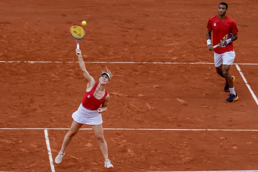 Gabriela Dabrowski and Felix Auger-Aliassime of Canada compete against Netherlands' Demi Schuurs and Wesley Koolhof during mixed doubles bronze medal tennis match at the Roland Garros stadium, at the 2024 Summer Olympics, Friday, Aug. 2, 2024, in Paris, France. (AP Photo/Manu Fernandez)