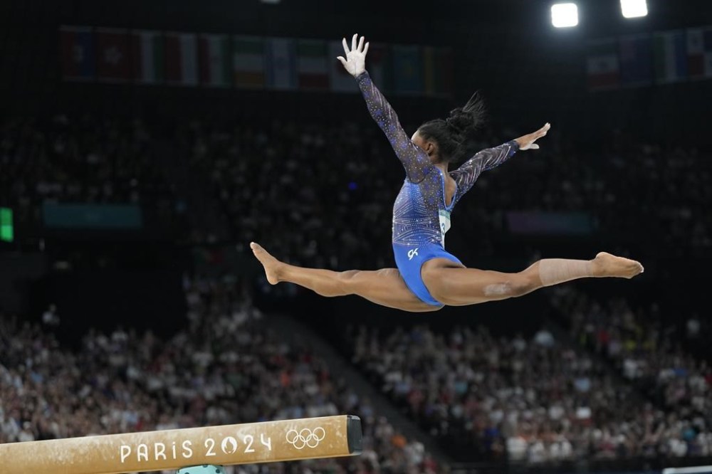 Simone Biles, of the United States, performs on the balance beam during the women's artistic gymnastics all-around finals in Bercy Arena at the 2024 Summer Olympics, Thursday, Aug. 1, 2024, in Paris, France. (AP Photo/Francisco Seco)