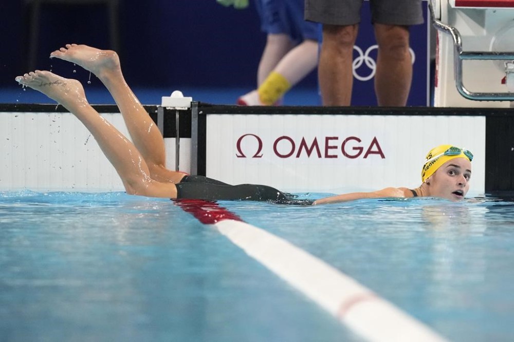 Kaylee McKeown of Australia, leaves the pool after leaving the women's 200-meter backstroke final at the 2024 Summer Olympics, Friday, Aug. 2, 2024, in Nanterre, France. (AP Photo/Natacha Pisarenko)
