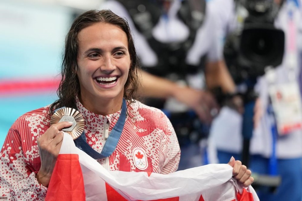 Kylie Masse, of LaSalle, Ont., displays her bronze medal after the women's 200-metre backstroke final at the 2024 Summer Olympics in Nanterre, France, Friday, Aug. 2, 2024. THE CANADIAN PRESS/Christinne Muschi