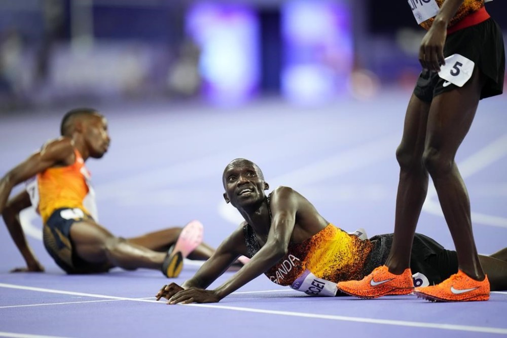 Joshua Cheptegei, of Uganda, celebrates after winning the wins the men's 10,000-meter final at the 2024 Summer Olympics, Friday, Aug. 2, 2024, in Saint-Denis, France.(AP Photo/Petr David Josek)