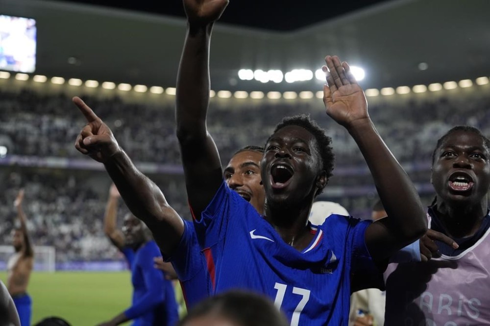 France players celebrate after wining a quarter final soccer match against Argentina, at Bordeaux Stadium, during the 2024 Summer Olympics, Friday, Aug. 2, 2024, in Bordeaux, France. (AP Photo/Moises Castillo)