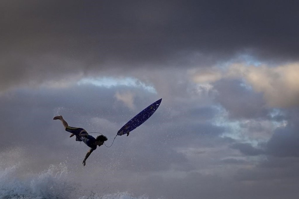 Gabriel Medina, of Brazil, kicks off of a wave as he warms up prior to the quarterfinals round of the 2024 Summer Olympics surfing competition, Thursday, Aug. 1, 2024, in Teahupo'o, Tahiti. (AP Photo/Gregory Bull)
