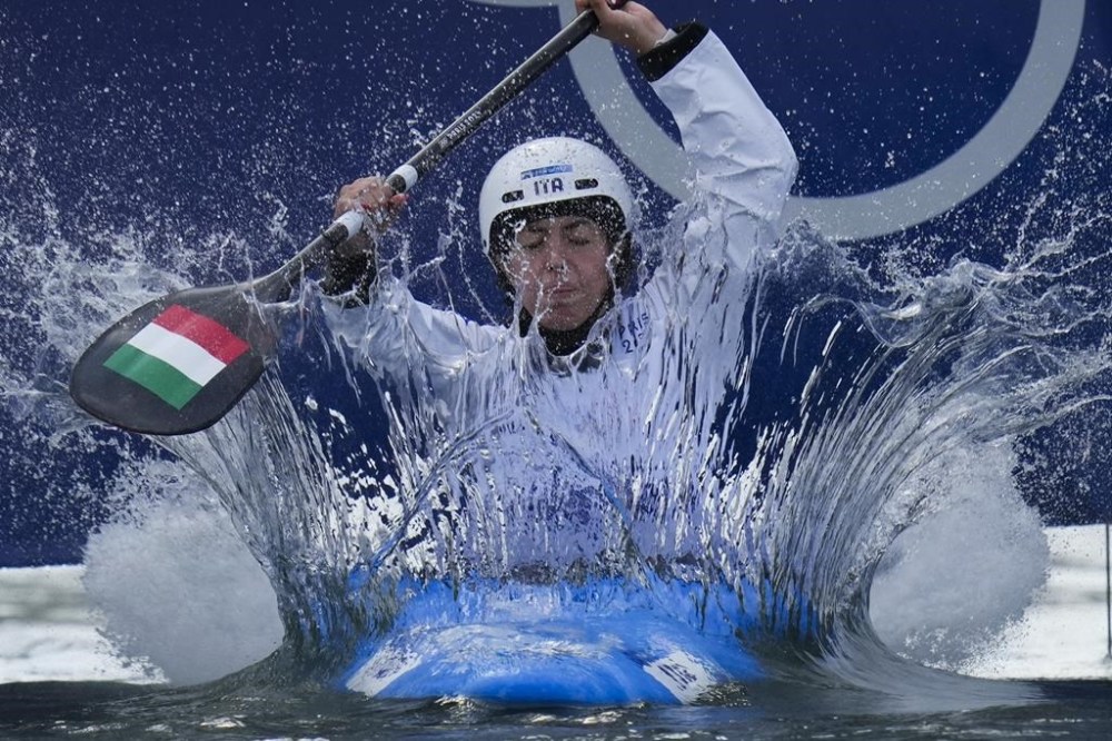 Marta Bertoncelli of Italy competes in the women's kayak cross at the 2024 Summer Olympics, Friday, Aug. 2, 2024, in Vaires-sur-Marne, France. (AP Photo/Kirsty Wigglesworth)