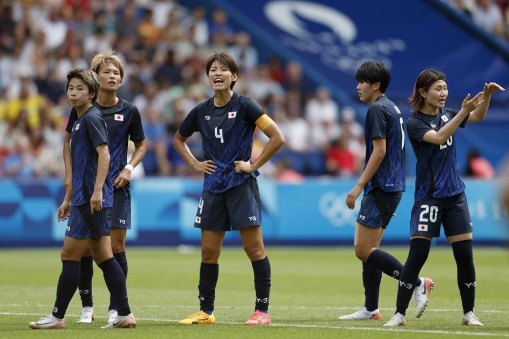 Japan's Saki Kumagai, center, shouts out as she stands with teammates during the quarterfinal women's soccer match between the United States and the Japan at the Parc des Princes at the 2024 Summer Olympics, Saturday, Aug. 3, 2024, in Paris, France. (AP Photo/Aurelien Morissard)