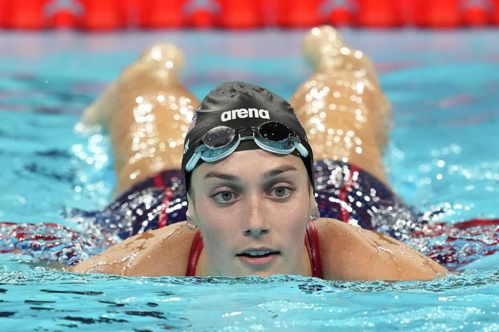 Alex Walsh of the United States, leaves the pool following the women's 200-meter individual medley semifinal at the 2024 Summer Olympics, Friday, Aug. 2, 2024, in Nanterre, France. (AP Photo/Tsvangirayi Mukwazhi)