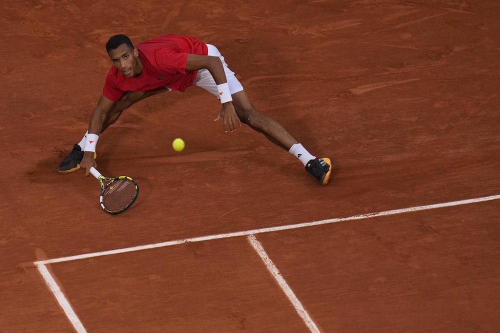 Canada's Felix Auger-Aliassime returns a forehand shot to Italy's Lorenzo Musetti during their men's singles bronze medal match, at the 2024 Summer Olympics, in Paris, Saturday, Aug. 3, 2024. THE CANADIAN PRESS/AP-Andy Wong