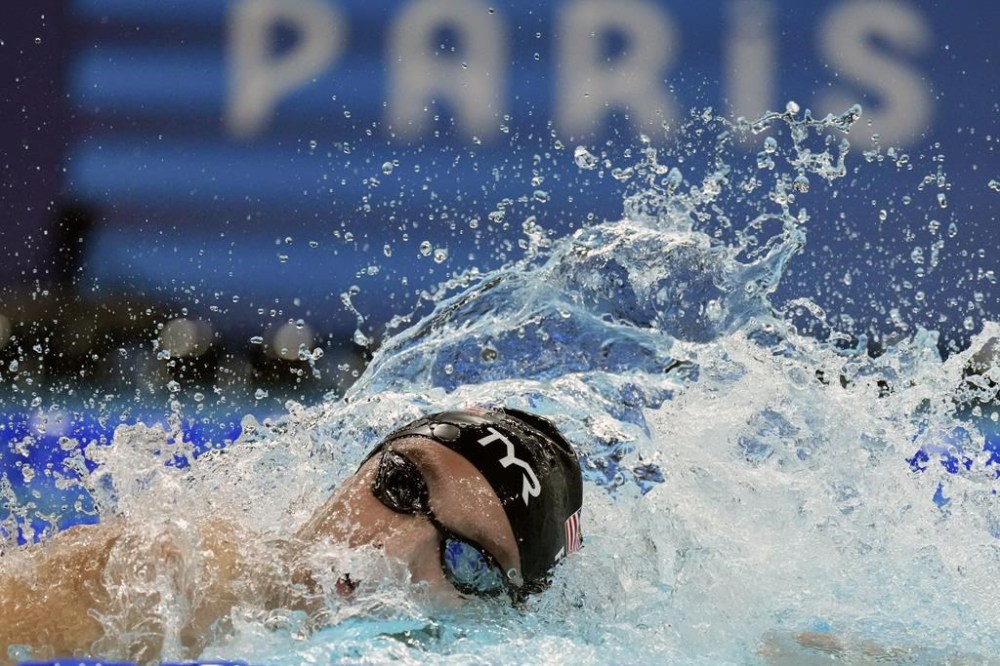 United States' Bobby Finke competes in the men's 1500-meter freestyle final at the Summer Olympics in Nanterre, France, Sunday, Aug. 4, 2024. (AP Photo/Natacha Pisarenko)