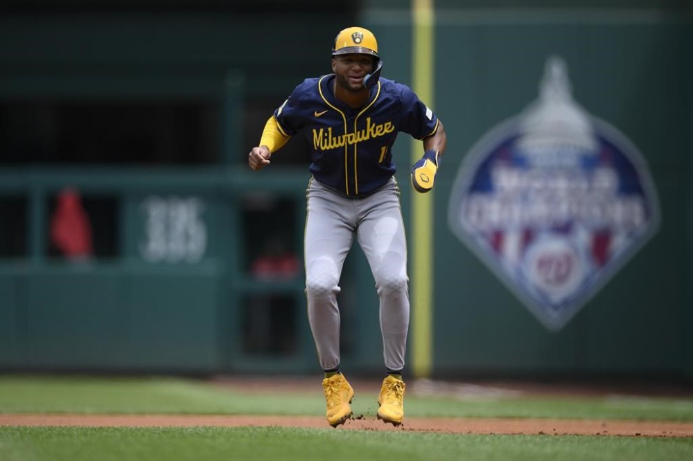 Milwaukee Brewers' Jackson Chourio takes a lead from first base during the first inning of a baseball game against the Washington Nationals, Sunday, Aug. 4, 2024, in Washington. (AP Photo/Nick Wass)