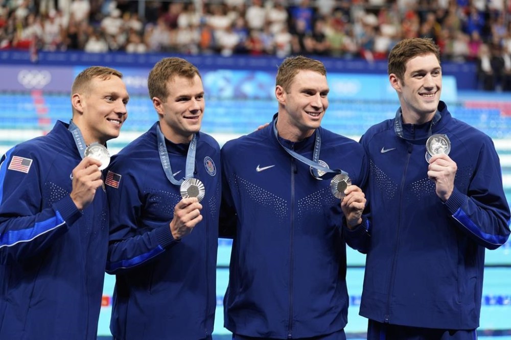 United States' Ryan Murphy, Nic Fink, Caeleb Dressel, and Hunter Armstrong pose for a phztowith their silver medals during the awards ceremony for the men's 4x100-meter medley relay at the Summer Olympics in Nanterre, France, Sunday, Aug. 4, 2024. (AP Photo/Brynn Anderson)