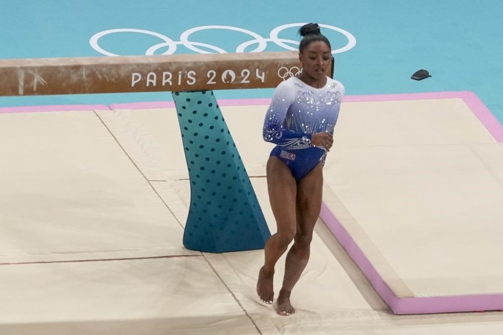 Simone Biles, of the United States, falls on the beam during the women's artistic gymnastics individual balance beam finals in Bercy Arena at the 2024 Summer Olympics, Monday, Aug. 5, 2024, in Paris, France. (AP Photo/Morry Gash)