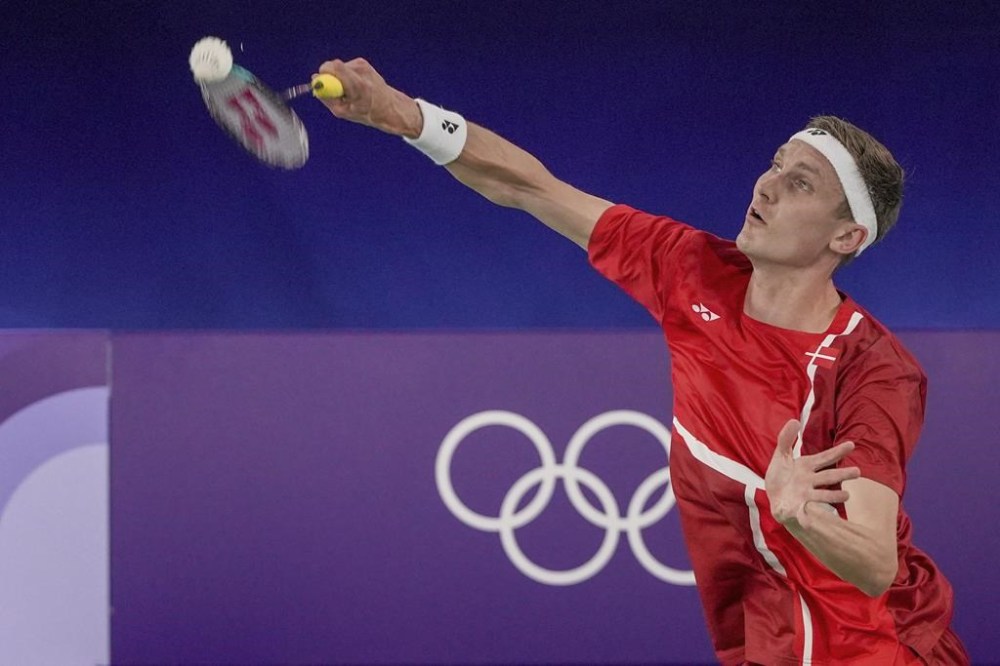 Denmark's Viktor Axelsen plays against Thailand's Kunlavut Vitidsarn during their men's singles badminton gold medal match at the 2024 Summer Olympics, Monday, Aug. 5, 2024, in Paris, France. (AP Photo/Kin Cheung)