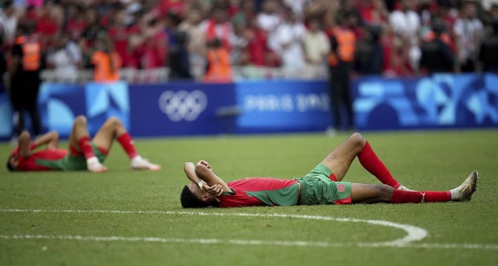 Morocco players react after losing a men's semifinal soccer match against Spain at the 2024 Summer Olympics, Monday, Aug. 5, 2024, at Marseille Stadium in Marseille, France. (AP Photo/Daniel Cole)